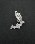 Brinco Argola Batman Cravejado Ouro Branco UNIDADE