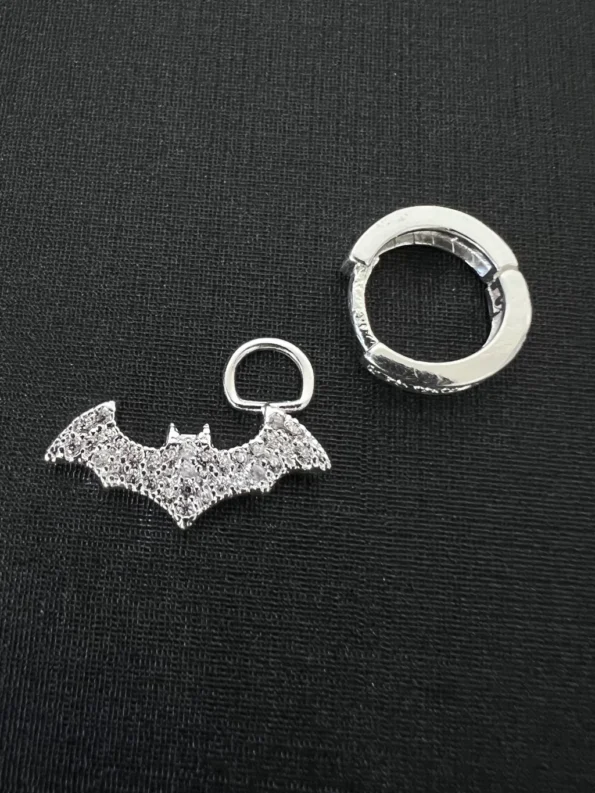 brinco-argola-batman-cravejado-ouro-branco-unidade